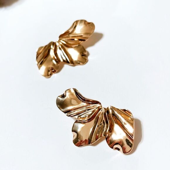 Textured flower earrings in gold M82 - Picture 4 of 7